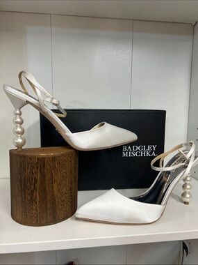 🔥🔥 Badgley Mischka Indie Pearl Pumps new size 11